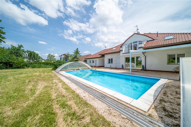 dům a bazén za domem [2/89]